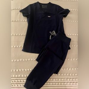 Women's FIGS navy scrub set- Catarina top, XS & Zamora Jogger bottom, XXS